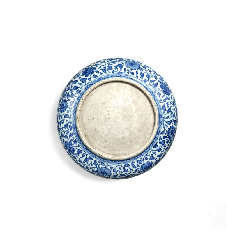 A blue and white 'lotus' charger, Qing dynasty, 18th century | 清十八世紀 青花一把蓮紋盤 - 图2
